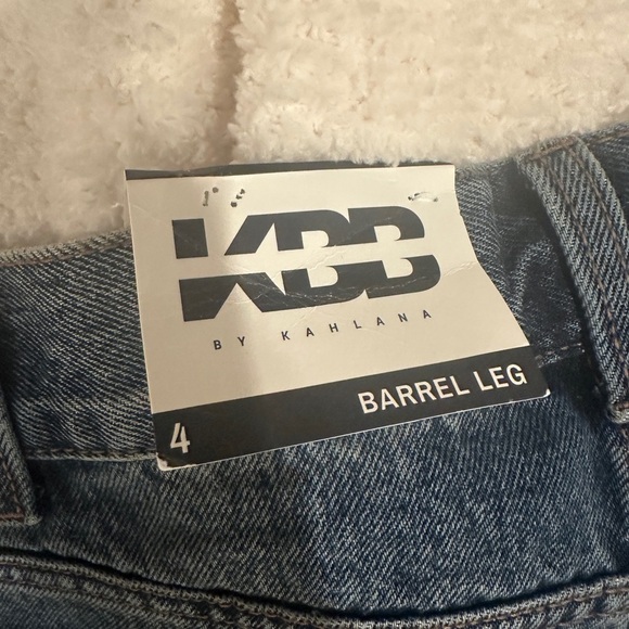 NWT KBB by KAHLANA Women's Mid-Rise Barrel Leg 'The Lynnox Jean' - Dark Wash - 4 - Picture 8 of 9